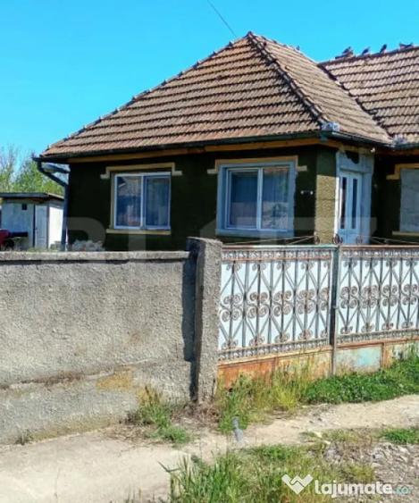 Casă cu 2 camere cu Teren 1100 Mp în Mica