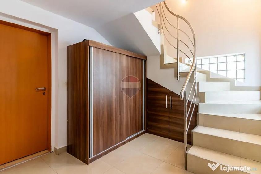 Casă cu 8 camere cu Teren 440 Mp în Central