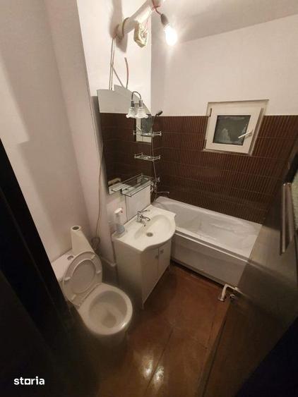 Apartament cu 3 camere semidecomandat în Craiovița Nouă