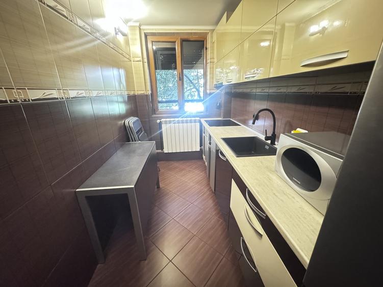 Apartament cu 3 camere decomandat, mobilat în Cornișa