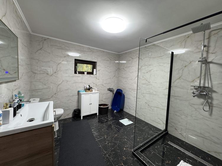 Casă cu 7 camere cu Garaj în Central