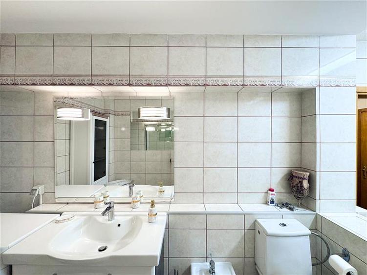 Apartament cu 3 camere semidecomandat, mobilat în Floreasca
