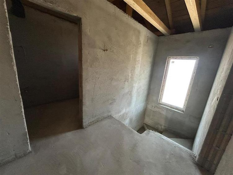 Duplex cu 4 camere cu Canalizare în Ipotești