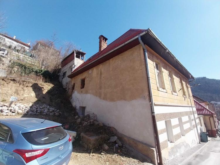 Apartament cu 4 camere semidecomandat în Centrul Istoric