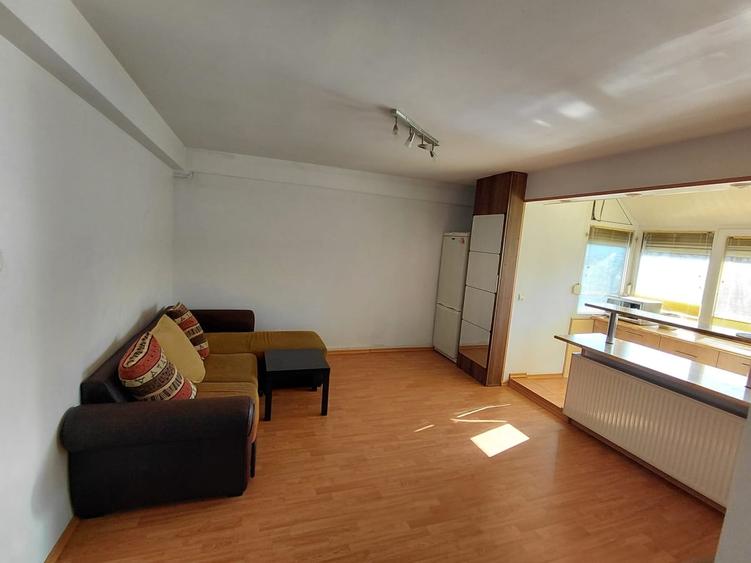 Apartament cu 3 camere semidecomandat în Central
