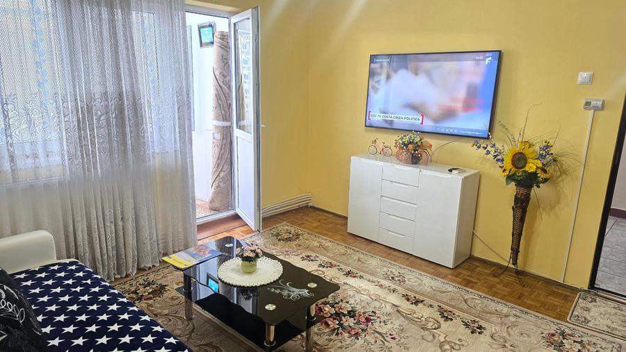 Apartament cu 3 camere semidecomandat în Gojdu