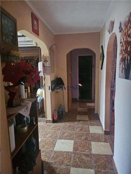 Apartament cu 4 camere decomandat în Micro 16