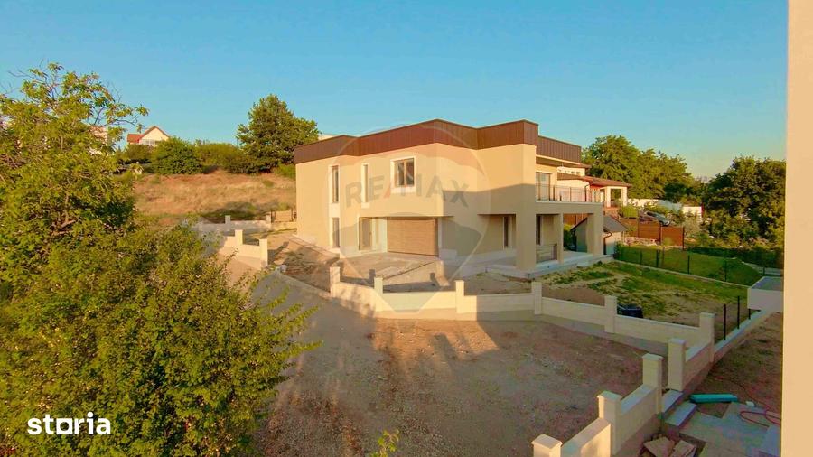 Casă cu 6 camere cu Teren 700 Mp în Iorga