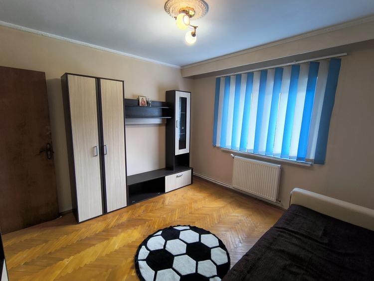 Apartament cu 3 camere decomandat, mobilat în