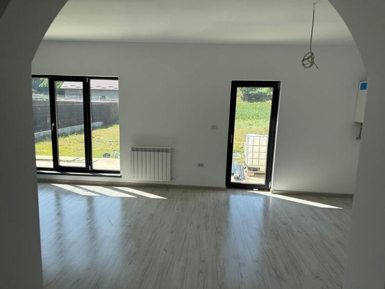 Casă cu 4 camere în Exterior Vest
