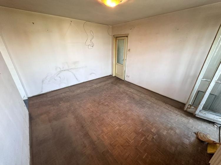 Apartament cu 3 camere semidecomandat în Victoriei