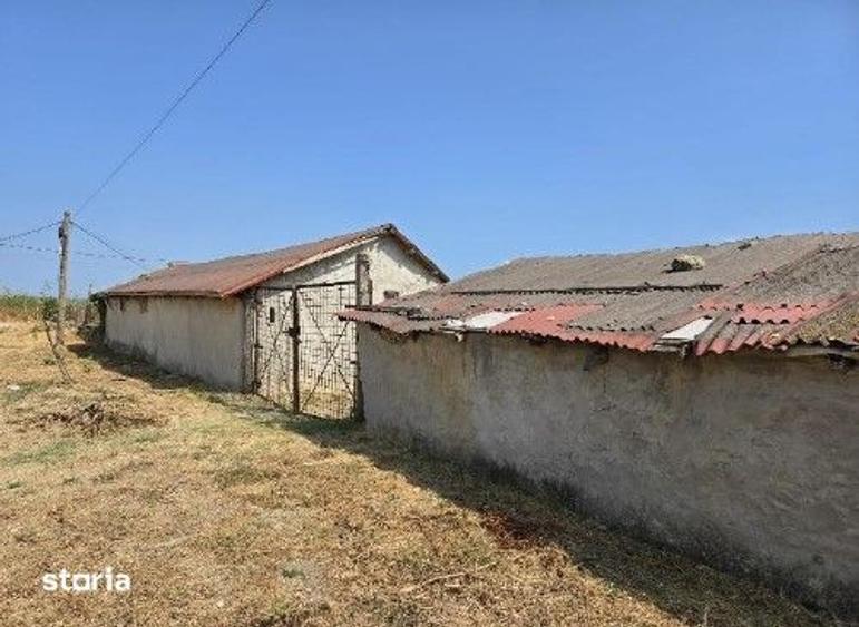 Casă cu 2 camere cu Teren 1722 Mp în Corbu