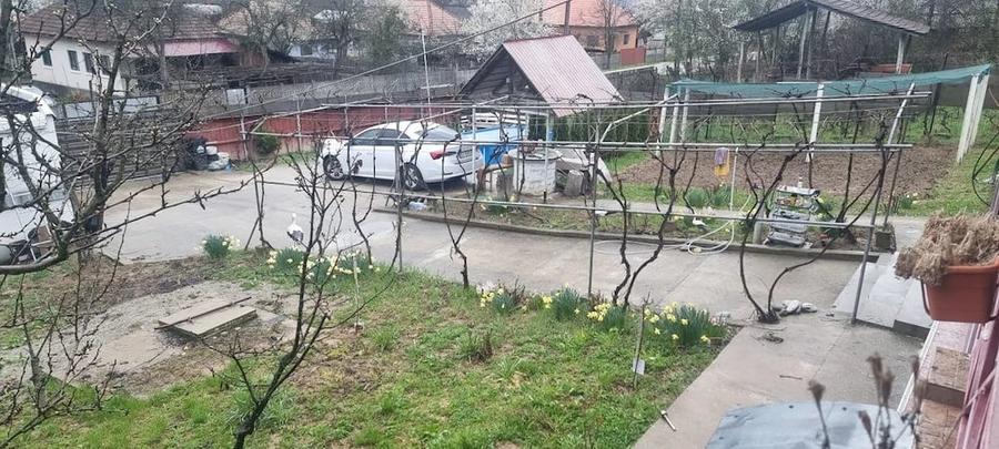 Casă cu 3 camere cu Teren 1558 Mp în Central
