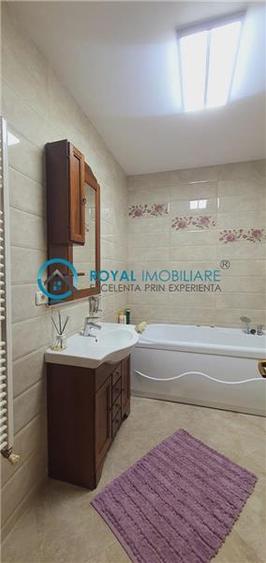 Casă individuală cu 4 camere cu Canalizare în Traian
