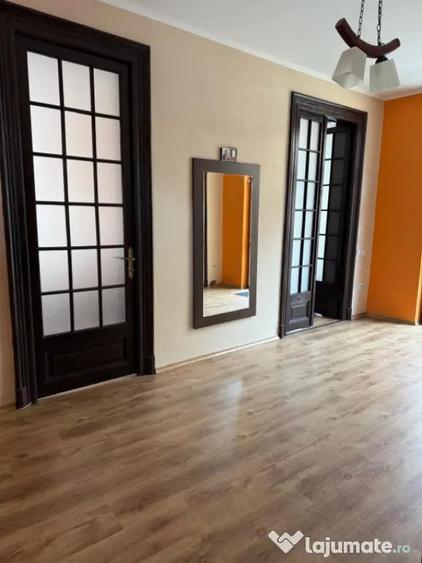 Casă cu 8 camere cu Teren 502 Mp în Castelul Peleș