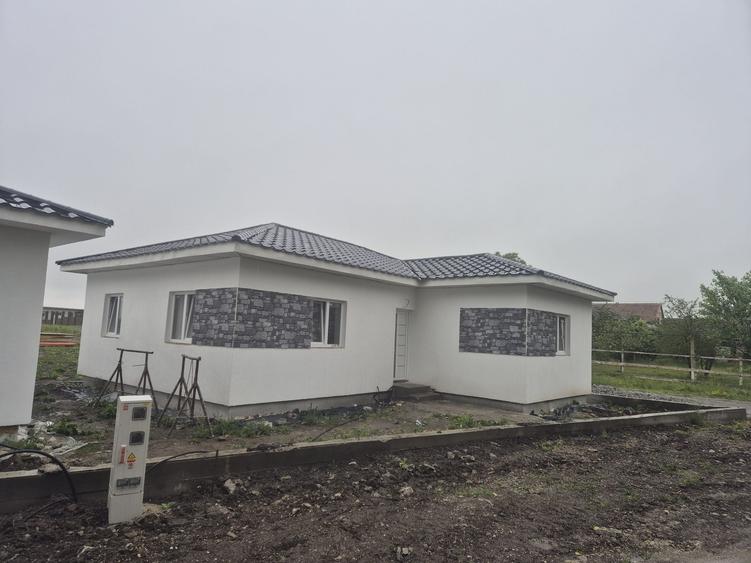 Casă cu 4 camere în Lazuri