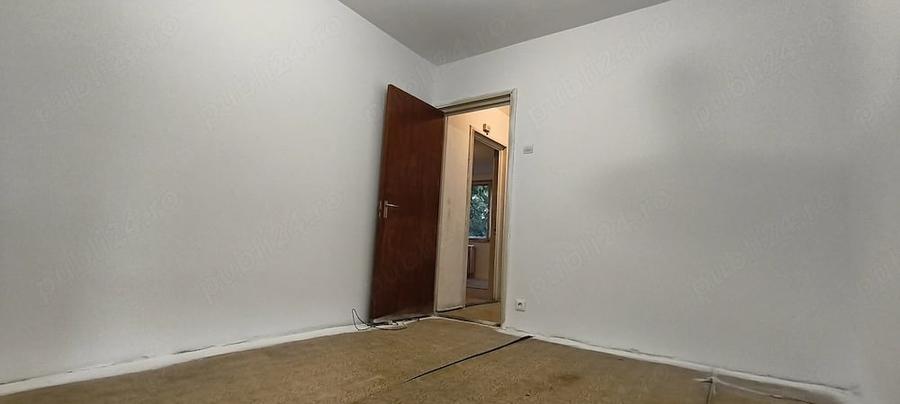 Apartament cu 3 camere semidecomandat în Berceni