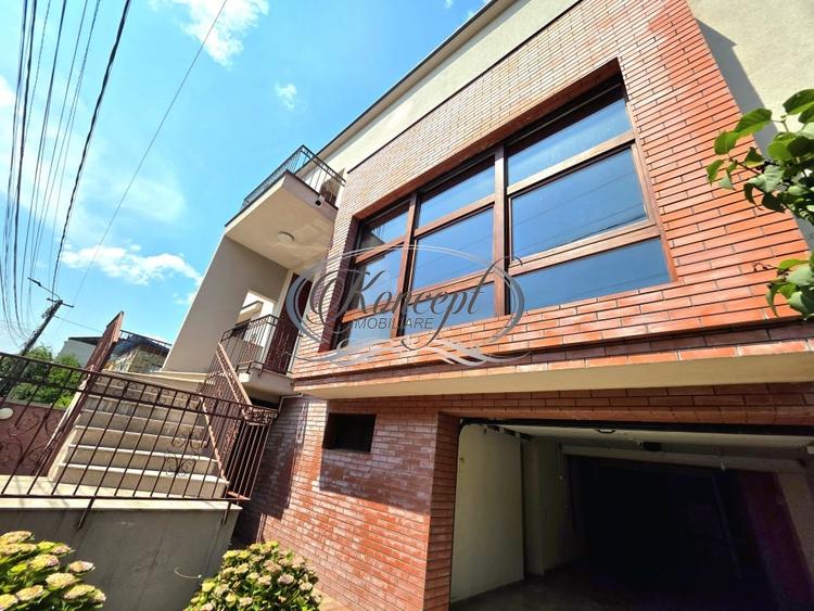 Casă individuală cu 9 camere cu Canalizare în Gruia