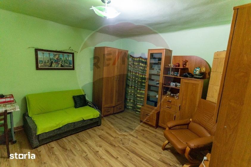 Casă cu 4 camere cu Teren 7139 Mp în Central