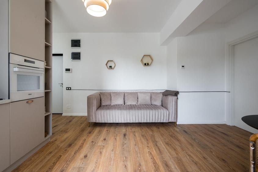 Apartament cu 3 camere semidecomandat, mobilat în Sisești