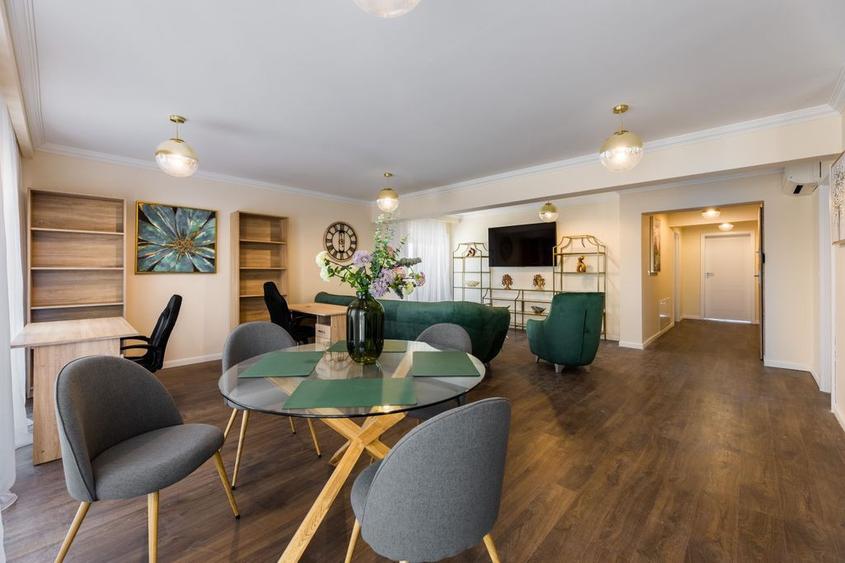 Apartament cu 3 camere semidecomandat în Intim