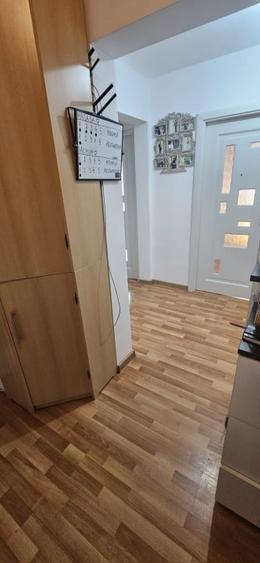 Apartament cu 4 camere decomandat, mobilat în Cornitoiu
