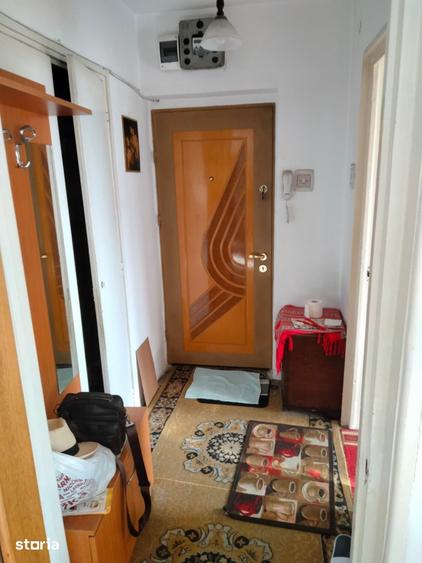 Apartament cu 3 camere semidecomandat în Tei