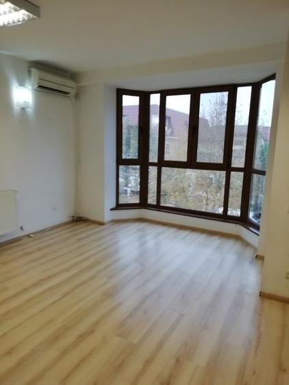 Casă individuală cu 7 camere cu Canalizare în Barbu Văcărescu