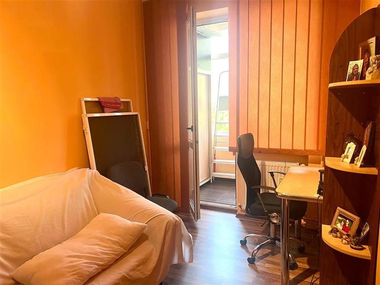 Apartament cu 3 camere semidecomandat, mobilat în Tractorul