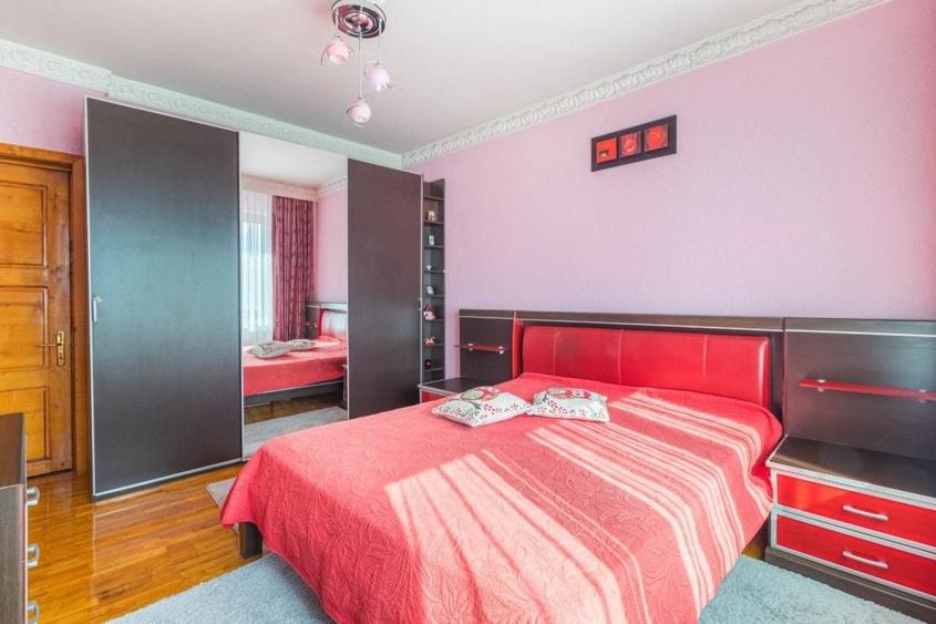 Casă individuală cu 20 camere cu Piscina în Central