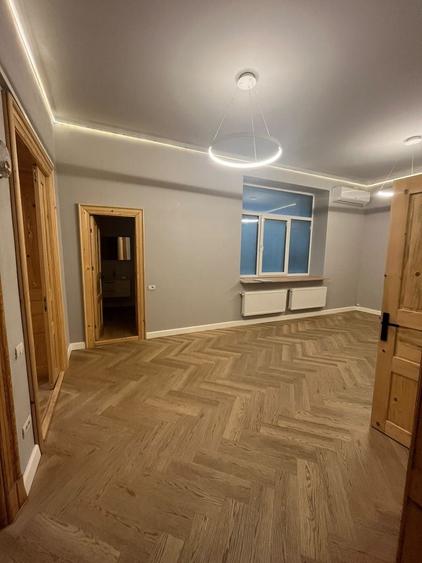 Apartament cu 5 camere decomandat în Peninsula