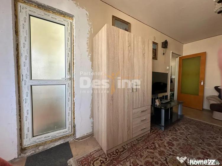 Apartament cu 3 camere decomandat, mobilat în Vitan