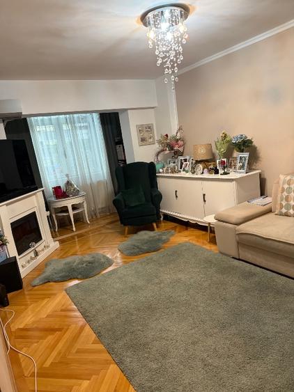 Apartament cu 3 camere decomandat în Central