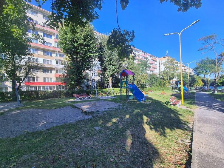 Apartament cu 3 camere semidecomandat, mobilat în Astra