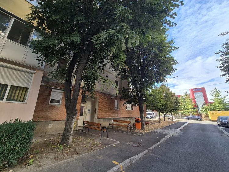 Apartament cu 2 camere decomandat în Confecții