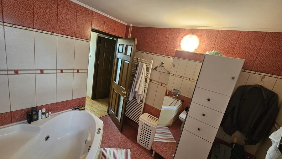 Casă individuală cu 5 camere cu Canalizare în Central