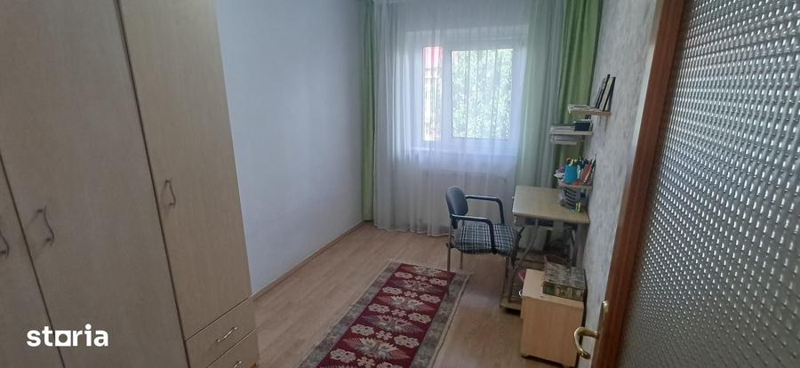 Apartament cu 3 camere decomandat în Traian