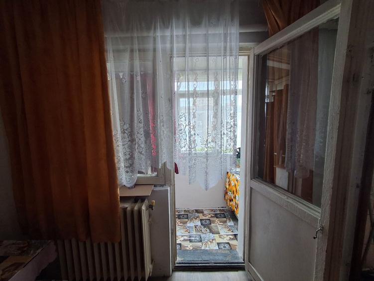 Apartament cu 2 camere semidecomandat în Craiovița Nouă
