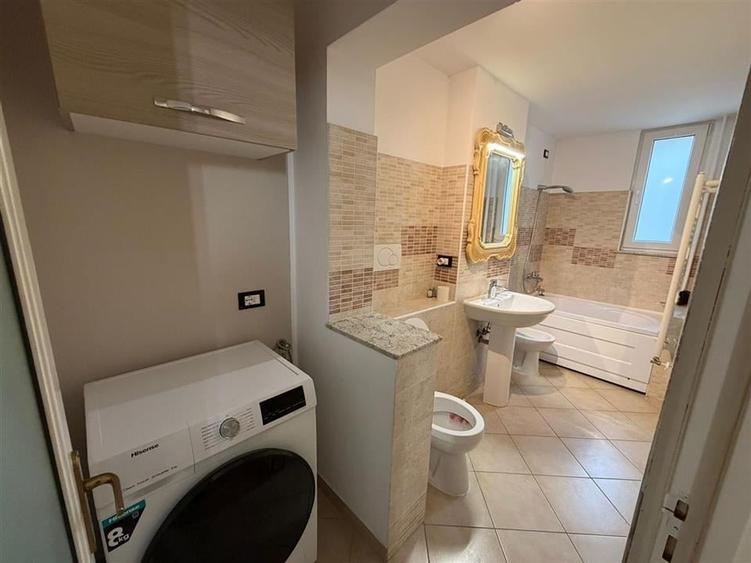 Apartament cu 4 camere decomandat, mobilat în Est
