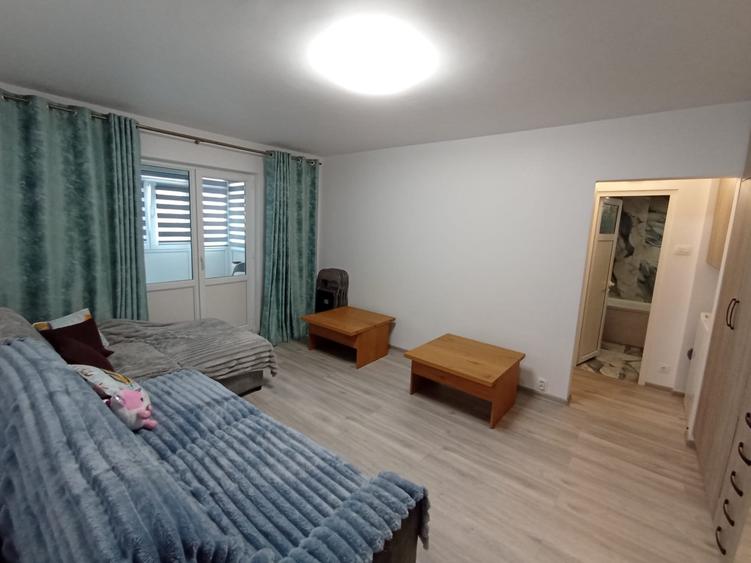 Apartament cu 2 camere semidecomandat, mobilat în Baza 3