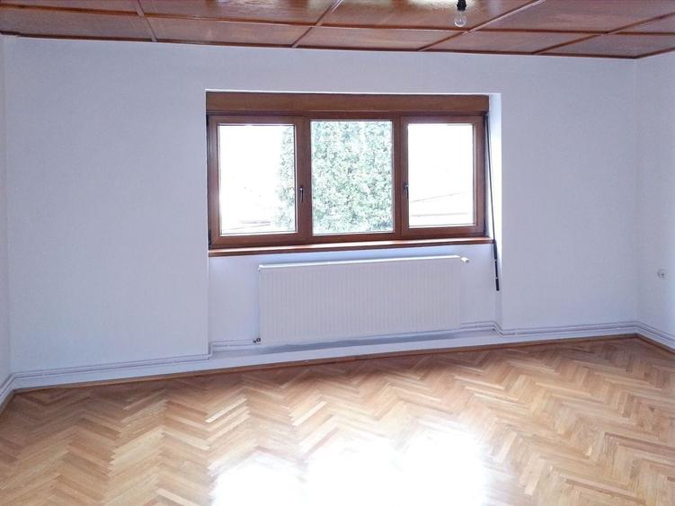 Casă individuală cu 7 camere cu Canalizare în Schei