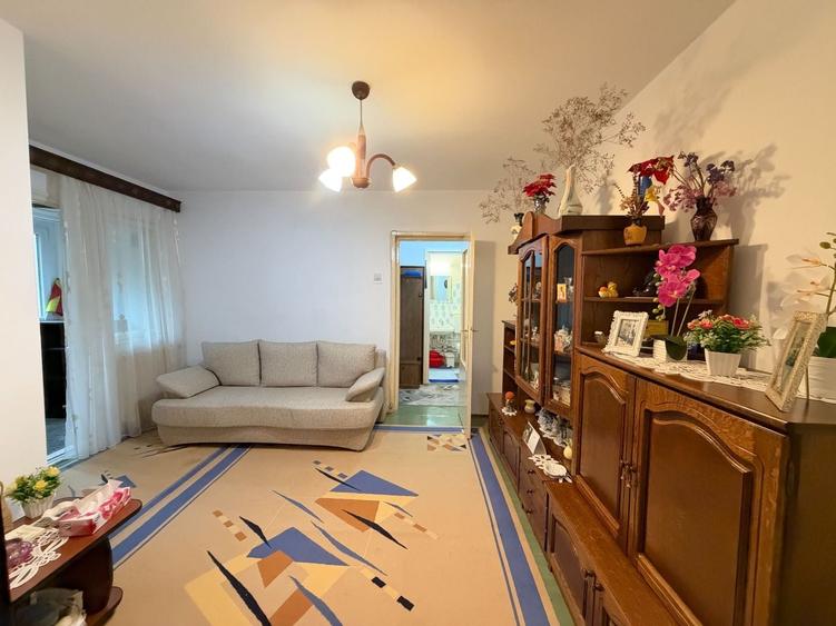 Apartament cu 3 camere semidecomandat, mobilat în Berceni