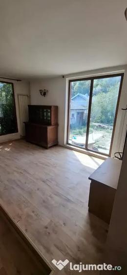 Casă cu 6 camere în Vulcana-Pandele