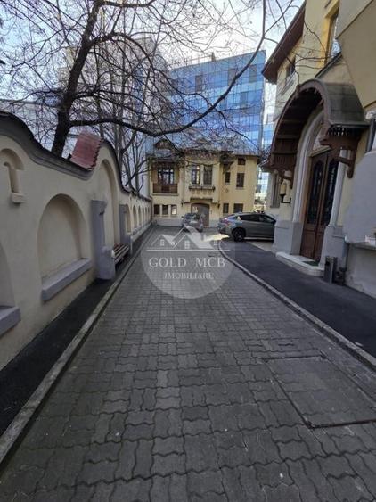 Birou, de 1,057 mp, în P-ța Romană