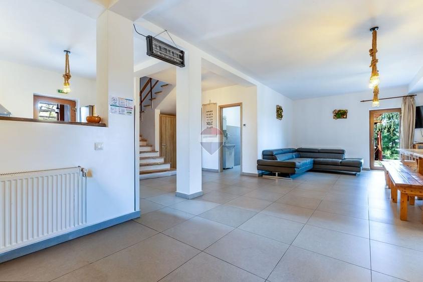 Casă individuală cu 8 camere cu Teren 3012 Mp în Mărișel