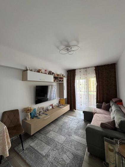 Apartament cu 3 camere semidecomandat în Vlădeni