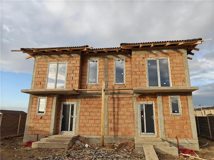 Duplex cu 4 camere cu Canalizare în Moșnița Nouă