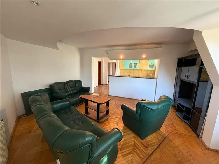 Apartament cu 3 camere decomandat, mobilat în Central