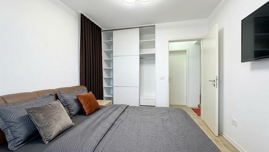 Apartament cu 3 camere decomandat în Tractorul