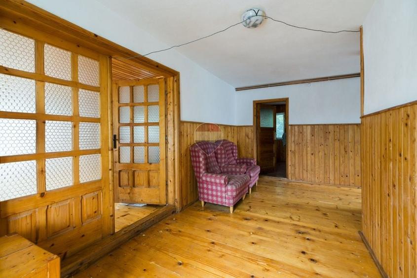 Casă individuală cu 7 camere cu Teren 1259 Mp în Bran